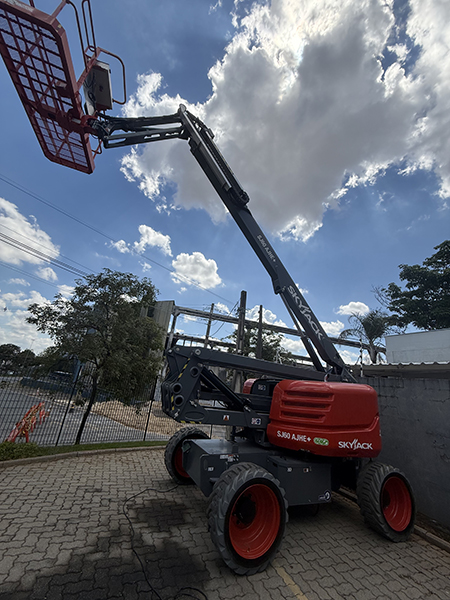 Plataforma Elevatória Articulada em Funcionamento